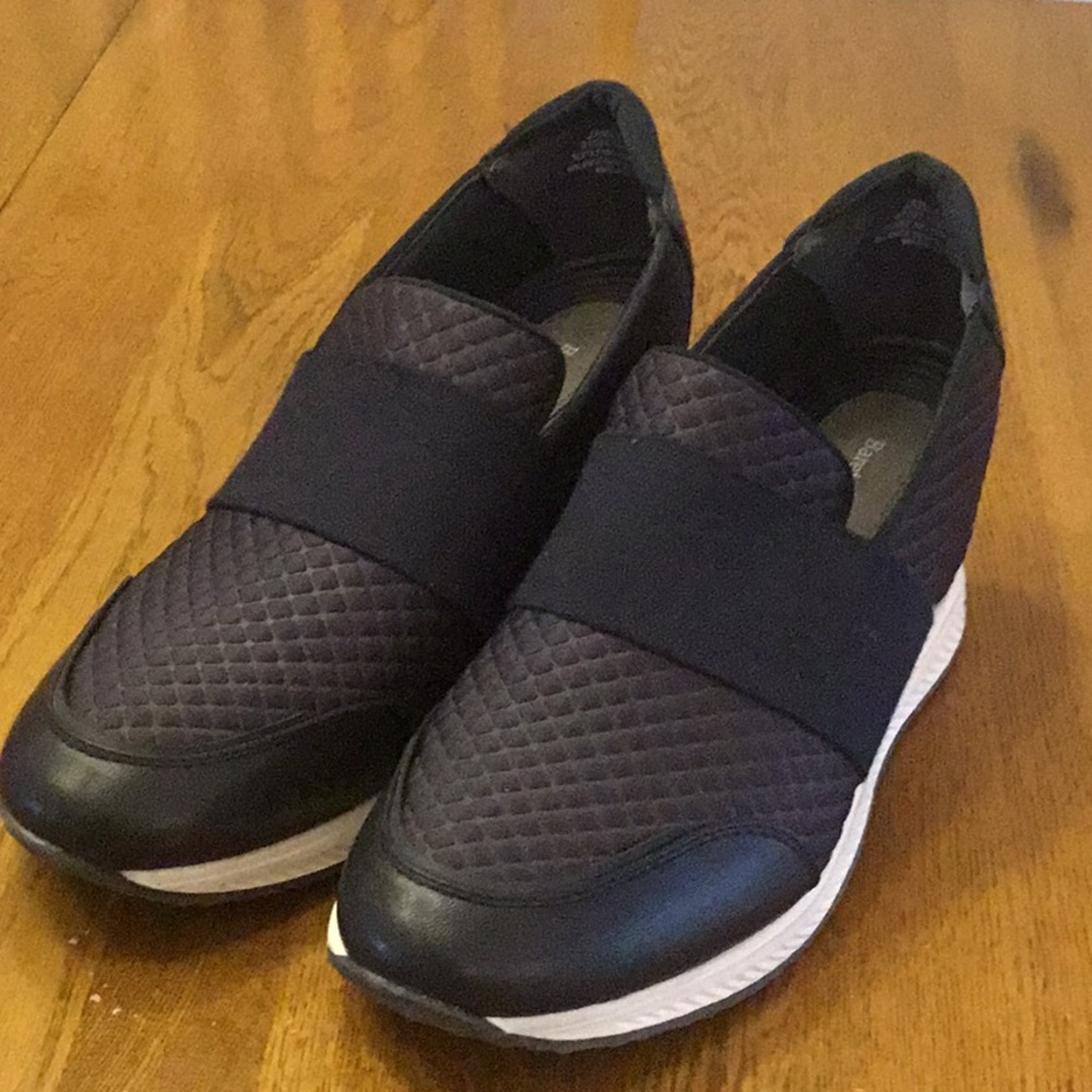 Woman’s Baretraps navy platform sneakers. Size 9.5. Worn twice! Cute!